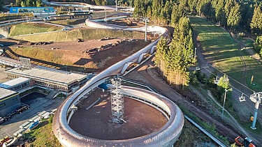 Foto einer Luftaufnahme einer Rodelbahn. Man sieht einen Ausschnitt davon