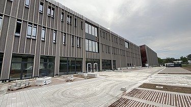Photo of the Erbe construction site in Rangendingen. You can see a large building under construction.