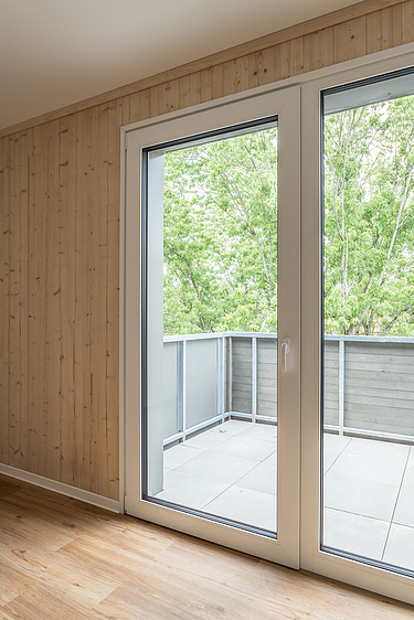 Foto eines Innenraums der Joseph-Stiftung in Bayreuth. Man sieht ein LENO-ADD-Außenwandelement.