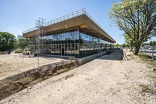 Foto des Rohbaus von außen. JOWAT Haus der Technik.