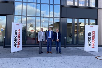 Matthias Diependaele (Mitte) mit dem technischen Bereichsleiter von ZÜBLIN Timber, Roman Kreutmayr (links), und dem technischen Bereichsleiter von STRABAG Belgien, Tom Bosman (rechts).