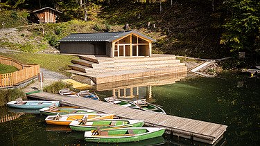 Foto des Bootshauses aus Holz am Freibergsee. LENO-BSP-Elemente.