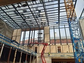 Photo of the assembly of the LENO-BSP elements. Gasteig interim venue project in Munich. 