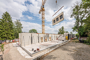 Foto der Montage eines LENO-ADD-Holzelements auf der Baustelle der Schule in Erfurt.