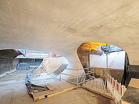 Photo of the Staatsgalerie station in Stuttgart. You can see concrete formwork on the construction site during the construction period.