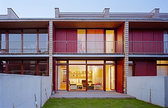 Photo of the Kranichstein terraced housing complex. You can see a detailed picture of a house.
