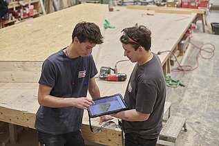 Sebastian im Austausch mit einem Kollegen. 