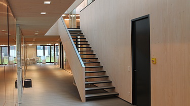 Foto der Anwaltskanzlei FGS Augsburg. Moderner Innenraum mit vielen Holzoberflächen.