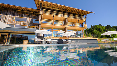 Foto ein Hotels aus Holz mit Pool.