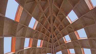 Foto des Innenraums der eiartigen Holzskulptur der Floriade in Venlo.