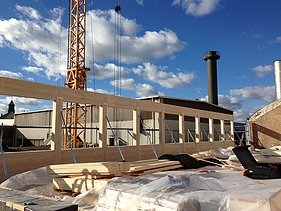 Foto einer Montage von Holzelementen. Aufstockung aus Holz.