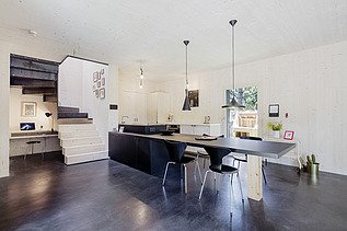 Foto eines modernen Esszimmers mit sichtbaren LENO-BSP-Wänden und -Decke.