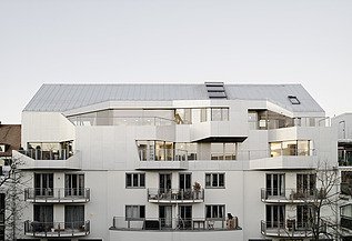 Extension Rottmannstrasse Munich Photo of a multi-storey building with a white façade. Extension with LENO cross laminated timber.