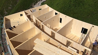 Foto der Holzbaumontage des Waltenberger Haus in Oberstdorf. LENO-BSP-Elemente.