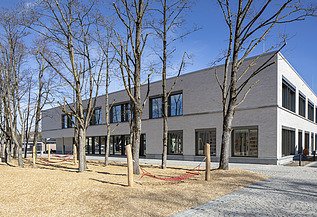 Vinzenz-Pallotti-Schule, Friedberg Außenaufnahme der Vinzenz-Pallotti-Schule in Friedberg. Man sieht ein großes, weißes Gebäude mit Flachdach.