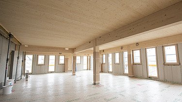 Shell construction photo of the ZÜBLIN Timber office building. LENO cross laminated timber ceiling.