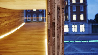 Foto eines Holzquerschnittes einer LENO-Brettsperrholzwand.
