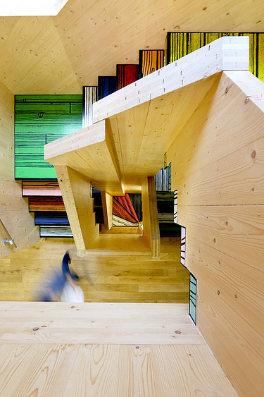 Foto eines Treppenhausaufgangs aus LENO-Brettsperrholz.