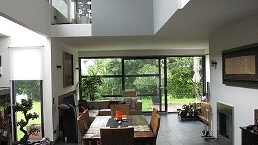 Foto eines modernem Esszimmers. Wohnhaus mit LENO-Brettsperrholzelementen.