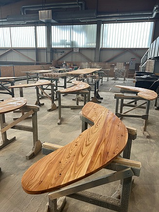 Foto von Holzteilen für Holzliegen. Sie befinden sich im Werk von ZÜBLIN Timber.