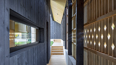 Foto eines modernen Holzhauses mit Holzfassade. Detailbild Fassade.