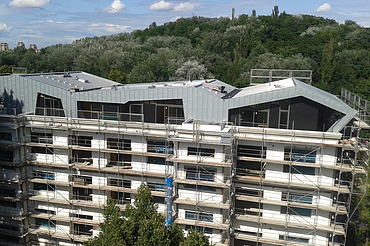 Foto eines mehrgeschossigen Gebäudes. Aufstockung aus Holz.