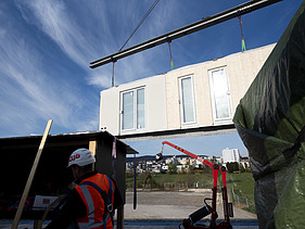 Foto der Montage von LENO-ADD-Holzbauelementen, auf der Baustelle Quartier Hangweide in Kernen