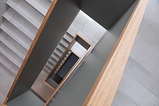 Foto des Treppenhauses im Büro von ZÜBLIN Neu-Ulm.