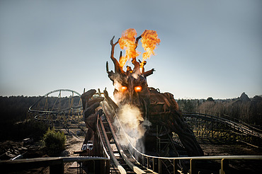 Colossos Holzachterbahn, Soltau Foto der Holzachterbahn Colossos im Heide Park Resort Soltau. Zu sehen ist feuerspeiender Holzdrache und ein Teil der Achterbahn.