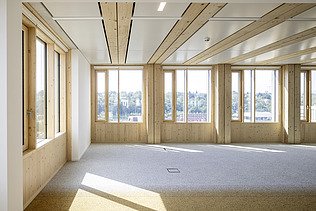 Photo of the Platinum in Wiesbaden. You can see an empty interior with windows and wooden surfaces.