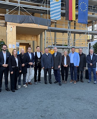 Christian Bernreiter, Minister for Construction (6th from the right), and Prof. Dr Dr h.c. Stefan Leible, President of the University of Bayreuth (5th from the right), at the topping-out ceremony.