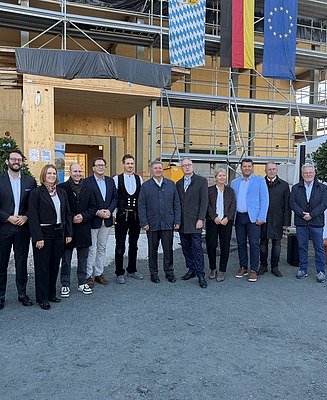 Christian Bernreiter, Minister for Construction (6th from the right), and Prof. Dr Dr h.c. Stefan Leible, President of the University of Bayreuth (5th from the right), at the topping-out ceremony.
