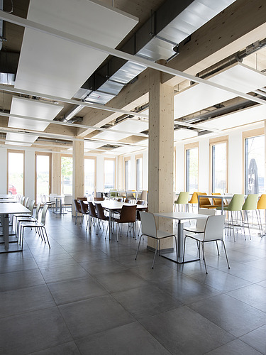 Foto der modernen Kantine von ZÜBLIN Timber.