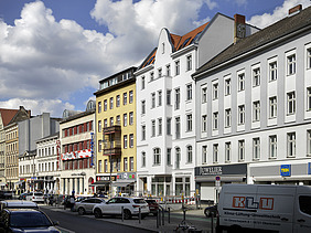 Photo of an exterior shot of several multi-storey buildings on a busy street.  The extension of the German Choir Center Berlin can be seen.