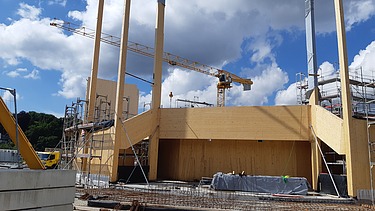Foto der Holzbaumontage des Globe Theaters Coburg.