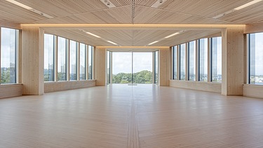 Foto des Innenraums mit vielen Holzdetails des Gebäudes Finansparken Bjergsted, Stavanger.