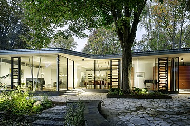 Foto eines modernen Bungalows mit LENO-BSP-Flachdach.