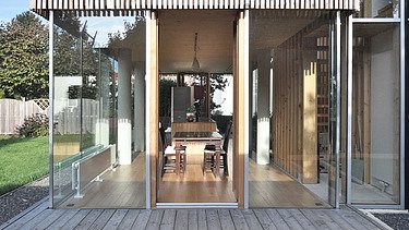 Photo of a timber house with flat roof. LENO-BSP. Detail of terrace.