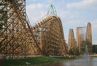 Foto einer Achterbahn mit Holzschienen.