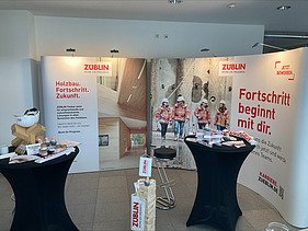 Fotos eines leeren Messestandes von ZÜBLIN Timber.