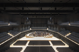 Photo of the interim venue Gasteig in Munich. You can see the seated stage area with orchestra.