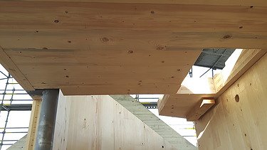 Foto einer Aufstockung mit Holzelementen im Montagezustand.