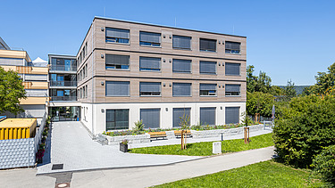 Photo of the Elias-Schrenk-Haus retirement home in Tuttlingen. You can see a building with a wooden façade.