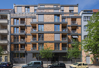 Foto einer mehrgeschossigen Wohnanlage aus Holz.