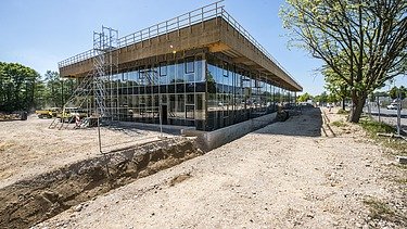 Foto des Rohbaus von außen. JOWAT Haus der Technik.