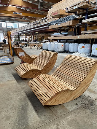 Foto von drei Holzliegen in der Werkshalle von ZÜBLIN Timber.