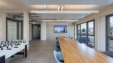 Photo of a furnished canteen room in the ZÜBLIN Neu-Ulm office.