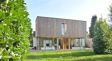 Photo of a timber house with flat roof. LENO-BSP.