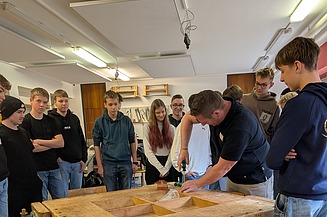 Aktuelles ZÜBLIN Timber Foto von jungen Personen, in der Lehrwerkstatt von ZÜBLIN Timber