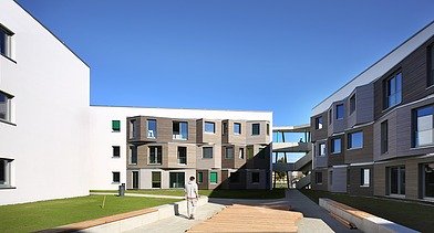 Photo of the Adlershof student village in Berlin. You can see several wooden buildings.